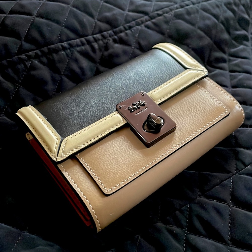 Coach clutch tan black